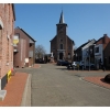 Typisch Belgisch: de kerk in het midden en de caf links